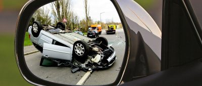 Der Wagen des 25-Jährigen Unfallverursachers blieb auf dem Dach liegen. Symbolfoto: Pixabay