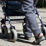 Vor der Kirche St. Josef in St. Ingbert schlug der Täter zu und klaute einer 76-Jährigen ihren Rollator. Symbolfoto.