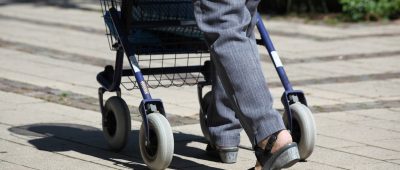 Vor der Kirche St. Josef in St. Ingbert schlug der Täter zu und klaute einer 76-Jährigen ihren Rollator. Symbolfoto.