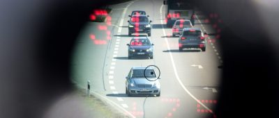 Während der Geschwindigkeitsmessungen auf der A620 waren über 500 Fahrer trotz Starkregen zu schnell unterwegs. Foto: Matthias Balk/dpa-Bildfunk