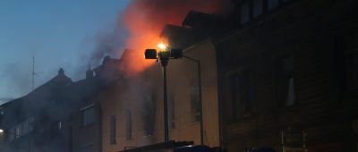 Dieses Wohnhaus in Neunkirchen geriet in Vollbrand. Foto: Brandon Lee Posse