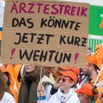 In ganz Deutschland streiken derzeit Klinik-Ärzte für mehr Freizeit und mehr Geld. Foto aus Stuttgart: Oliver Willikonsky/dpa-Bildfunk