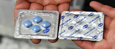 Der Bürgermeister von Montereau in Frankreich will Viagra an junge Paare verteilen. Foto: Paul Zinken/dpa-Bildfunk