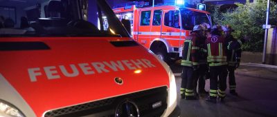 Die Feuerwehr löschte den Brand in der Lebacher Straße in Saarwellingen. Symbolfoto: BeckerBredel.