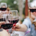 Die Weinzeit am Staden bietet leckere Weine in tollem Ambiente. Symbolfoto: Kelsey Knight/Unsplash