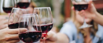 Die Weinzeit am Staden bietet leckere Weine in tollem Ambiente. Symbolfoto: Kelsey Knight/Unsplash