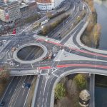 Die Bordsteine der Wilhelm-Heinrich-Brücke in Saarbrücken sind im Moment bis zu zehn Zentimeter hoch. Die Stadt will sie jetzt barrierefrei machen. Archivfoto: BeckerBredel.