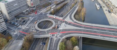 Die Bordsteine der Wilhelm-Heinrich-Brücke in Saarbrücken sind im Moment bis zu zehn Zentimeter hoch. Die Stadt will sie jetzt barrierefrei machen. Archivfoto: BeckerBredel.