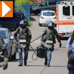 Spezialkräfte der Polizei rückten an, um das Gebäude in Saarbrücken-Altenkessel zu umstellen. Foto: BeckerBredel.