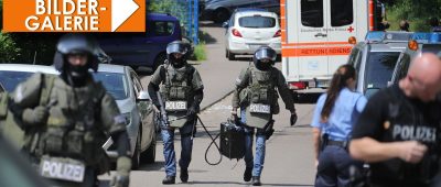 Spezialkräfte der Polizei rückten an, um das Gebäude in Saarbrücken-Altenkessel zu umstellen. Foto: BeckerBredel.