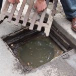 Ein Unbekannter hob den Deckel des Gully in Saarbrücken-Malstatt aus dem Schacht. Symbolfoto: Friso Gentsch/Dpa-Bildfunk