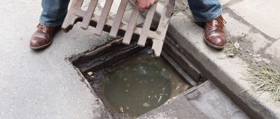 Ein Unbekannter hob den Deckel des Gully in Saarbrücken-Malstatt aus dem Schacht. Symbolfoto: Friso Gentsch/Dpa-Bildfunk