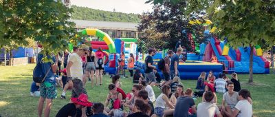 Live-Musik, Beerpong und eine riesige Hüpfburg erwarten euch beim Campusfestival an der Uni Saarbrücken. Foto: Andreas Noll/SOL.DE