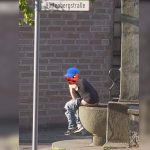 In Neunkirchen sorgt derzeit ein kurioses Bild für Aufsehen. Darauf zu sehen ist ein Mann, der offenbar "ein großes Geschäft" in einem Brunnen verrichtet. Foto: Leserreporter/Fotomontage SOL.DE