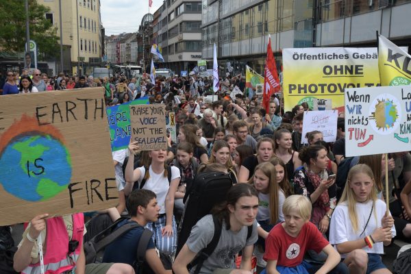 Tausende Fridays-For-Future-Demonstranten in der Saarbrücker Innenstadt. Foto: Becker&Bredel