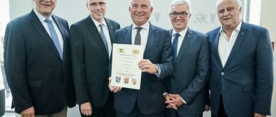 Zwischen mehreren Bundesländern wurde eine Kooperationsvereinbarung zur Bekämpfung von Straftaten im öffentlichen Raum unterzeichnet. Foto der Innenminister mit der Kooperationsvereinbarung bei der Innenministerkonferenz in Kiel; v.l.n.r..: Innenminister Joachim Herrmann (BY), Innenminister Peter Beuth (HE), Innenminister Thomas Strobl (BW), Innenminister Roger Lewentz (RP) und Innenminister Klaus Bouillon (SL) (Quelle: Ministerium für Inneres, Digitalisierung und Migration Baden-Württemberg)