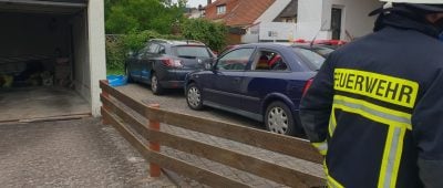 Einsatzkräfte retteten zwei Kinder aus diesem Wagen in Hassel. Foto: Florian Jung-Feuerwehr