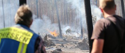 Wälder und Wiesen sind in diesen Tagen besonders von Bränden gefährdert. Symbolfoto: Jan Woitas/dpa-Bildfunk.