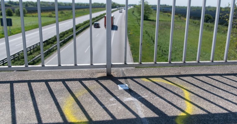 Von einer Autobahnbrücke in Quierschied-Göttelborn haben Unbekannte einen Stein geworfen. Symbolfoto: Benjamin Nolte/dpa-Bildfunk.