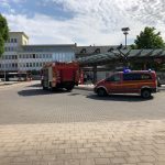 Die Feuerwehr musste den Busfahrer mit schwerem Gerät aus dem Toilettenhäuschen befreien. Foto: Feuerwehr St. Ingbert