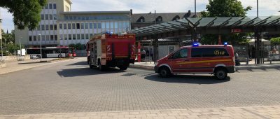 Die Feuerwehr musste den Busfahrer mit schwerem Gerät aus dem Toilettenhäuschen befreien. Foto: Feuerwehr St. Ingbert