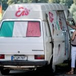 Mit seinem neuen Eiswagen lieferte Giovanni der Feuerwehr St. Ingbert Gratis-Eis zum Dank. Symbolfoto: Peter Steffen/dpa-Bildfunk