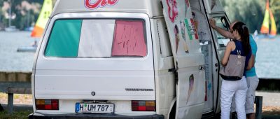 Mit seinem neuen Eiswagen lieferte Giovanni der Feuerwehr St. Ingbert Gratis-Eis zum Dank. Symbolfoto: Peter Steffen/dpa-Bildfunk