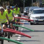 In der Lebacher Straße in Saarbrücken machten 20 Radfahrer auf den Mindestabstand aufmerksam. Foto: Thomas Fläschner/ADFC.