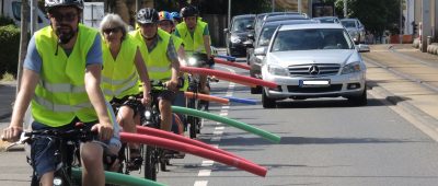 In der Lebacher Straße in Saarbrücken machten 20 Radfahrer auf den Mindestabstand aufmerksam. Foto: Thomas Fläschner/ADFC.