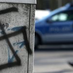 Ein Gehweg wurde in St. Ingbert mit einem Hakenkreuz und dem Schriftzug „Mein Führer" besprüht. Symbolfoto: Bernd Wüstneck/dpa-Bildfunk.