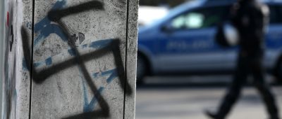 Ein Gehweg wurde in St. Ingbert mit einem Hakenkreuz und dem Schriftzug „Mein Führer" besprüht. Symbolfoto: Bernd Wüstneck/dpa-Bildfunk.