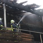 Hier zu sehen: Löschtrupps der Feuerwehr kämpfen gegen den Wohnhausbrand in Berus an. Foto: Brandon Lee Posse