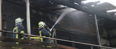 Hier zu sehen: Löschtrupps der Feuerwehr kämpfen gegen den Wohnhausbrand in Berus an. Foto: Brandon Lee Posse