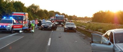 Zwei Autofahrer sollen bei Zweibrücken an einem illegalen Autorennen beteiligt gewesen und dabei in einen Stau gerast sein. Foto: Polizei