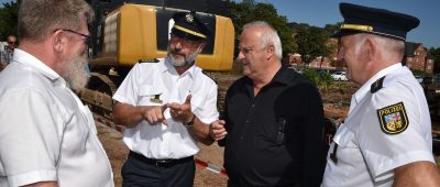 OBG-Projektleiter Helmut Schweer, Polizeispräsident Norbert Rupp, Innenminister Klaus Bouillon und Polizeidirektor Ralf Stoll. (v.l.) bei der Besichtigung der im Bau befindlichen neuen Polizeiinspektion in Saarbrücken. Foto: BeckerBredel