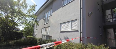 In diesem Haus in Homburg-Erbach ist eine 42-Jährige tot in ihrer Wohnung gefunden worden. Foto: BeckerBredel.