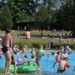 Die vielen Sonnenstunden lockten zahlreiche Besucher in die Freibäder des Saarlandes. Foto: BeckerBredel.