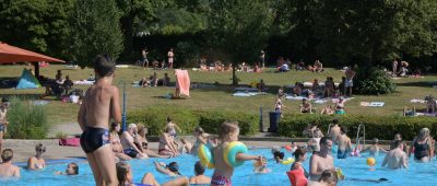 Die vielen Sonnenstunden lockten zahlreiche Besucher in die Freibäder des Saarlandes. Foto: BeckerBredel.