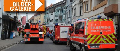 40 Kräfte der Feuerwehr rückten zu dem Brand in Dudweiler aus. Foto: BeckerBredel