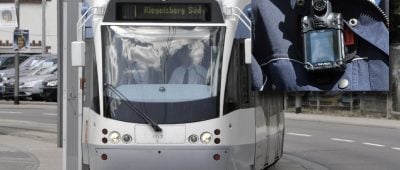 Das Sicherheitspersonal der Saarbahn soll im Rahmen einer einjährigen Testphase mit Bodycams ausgestattet werden. Foto (Hintergrund): BeckerBredel | Foto (Bodycam): dpa-Bildfunk/Federico Gambarini