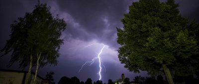 Für das Saarland sagt der Deutsche Wetterdienst am heutigen Freitag Gewitter voraus. Foto: Rene Ruprecht/dpa-Bildfunk.