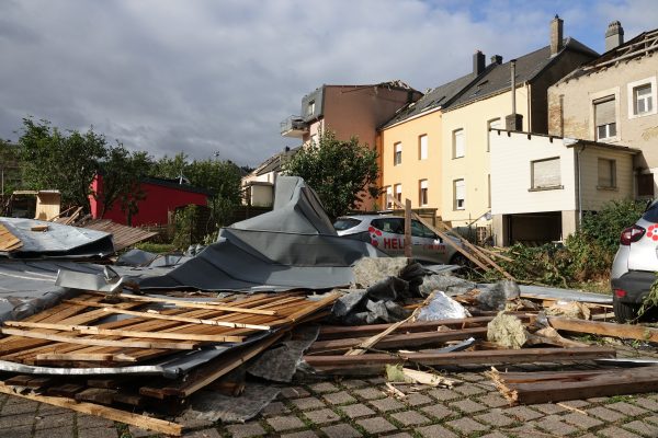 Der Tornado richtete in Luxemburg eine Schneise der Verwüstung an. Auch im Saarland kam es zu Schäden. Foto: Harald Tittel/dpa-Bildfunk