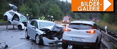 Der Ford landete bei dem Crash auf der Schutzplanke; der Seat drehte sich um 180 Grad und kollidierte mit dem Mazda. Foto: BeckerBredel.