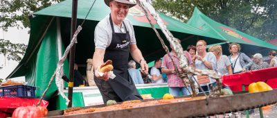 Detlev Jessen schwenkte zusammen mit einem Team für 50 Stunden den Grill. Foto: Oliver Dietze/dpa-Bildfunk.