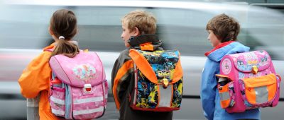 In Merzig wurde ein Neunjährige bei einem Unfall auf dem Schulweg leicht verletzt. Symbolfoto: Arne Dedert/dpa-Bildfunk