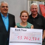 Die Apotheken im Saarland sammelten über 13.000 Euro für die Kinderhilfsaktion "Herzenssache". Foto: v.l. Manfred Saar, Präsident der Apothekerkammer des Saarlandes, Susanne Koch, Vorsitzende des Saarländischen Apothekerverein e.V., Thomas Rosch, Saarländischer Rundfunk