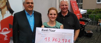 Die Apotheken im Saarland sammelten über 13.000 Euro für die Kinderhilfsaktion "Herzenssache". Foto: v.l. Manfred Saar, Präsident der Apothekerkammer des Saarlandes, Susanne Koch, Vorsitzende des Saarländischen Apothekerverein e.V., Thomas Rosch, Saarländischer Rundfunk