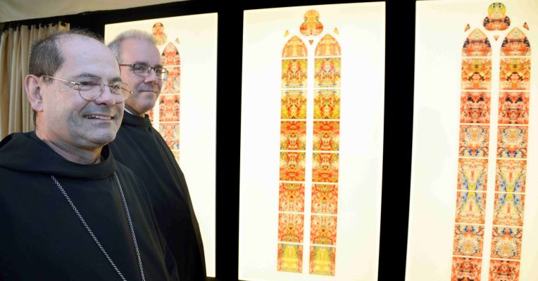 Abt Mauritius Chorio (links) und Wendelinus Naumann präsentieren erstmals im Benediktinerkloster in Tholey die Fenster-Entwürfe des weltweit berühmten Künstlers Gerhard Richter. Foto: Harald Tittel/dpa-Bildfunk.