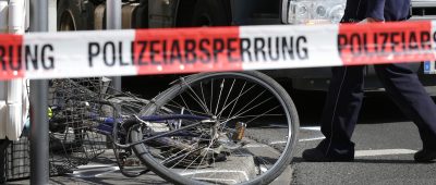 Nach dem Zusammenstoß mit einem Fahrradfahrer, verstarb ein Fußgänger in Saarbrücken an seinen Verletzungen. Symbolfoto: Martin Gerten/dpa-Bildfunk