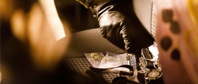 Der Zoll fand 140 Gramm Marihuana, mehrfach eingewickelt, im Handschuhfach des Mannes aus Saarbrücken. Symbolfoto: Philipp von Ditfurth/dpa-Bildfunk